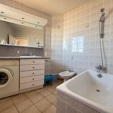 Pour 6 Personnes Aux Sables-d'olonne, Proche Plage, Avec Balcon - Fr-1-197-192