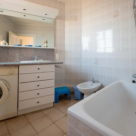 Pour 6 Personnes Aux Sables-d'olonne, Proche Plage, Avec Balcon - Fr-1-197-192 Apartment