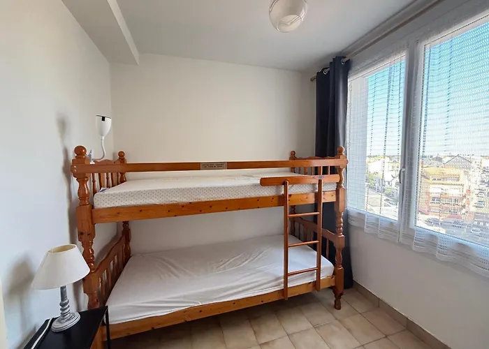 Pour 6 Personnes Aux Sables-d'olonne, Proche Plage, Avec Balcon - Fr-1-197-192