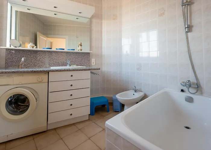 Pour 6 Personnes Aux Sables-d'olonne, Proche Plage, Avec Balcon - Fr-1-197-192 Apartamento