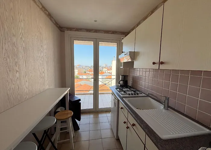 Pour 6 Personnes Aux Sables-d'olonne, Proche Plage, Avec Balcon - Fr-1-197-192